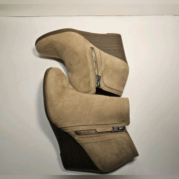 Time and Tru Sz 9 Beige 4" Wedge Ankle Zip Closed Toe Bootie - Picture 6 of 8
